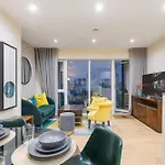 Classy Riverside Flat In Canary Wharf