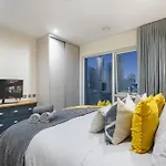Classy Riverside Flat In Canary Wharf