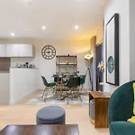 Classy Riverside Flat In Canary Wharf