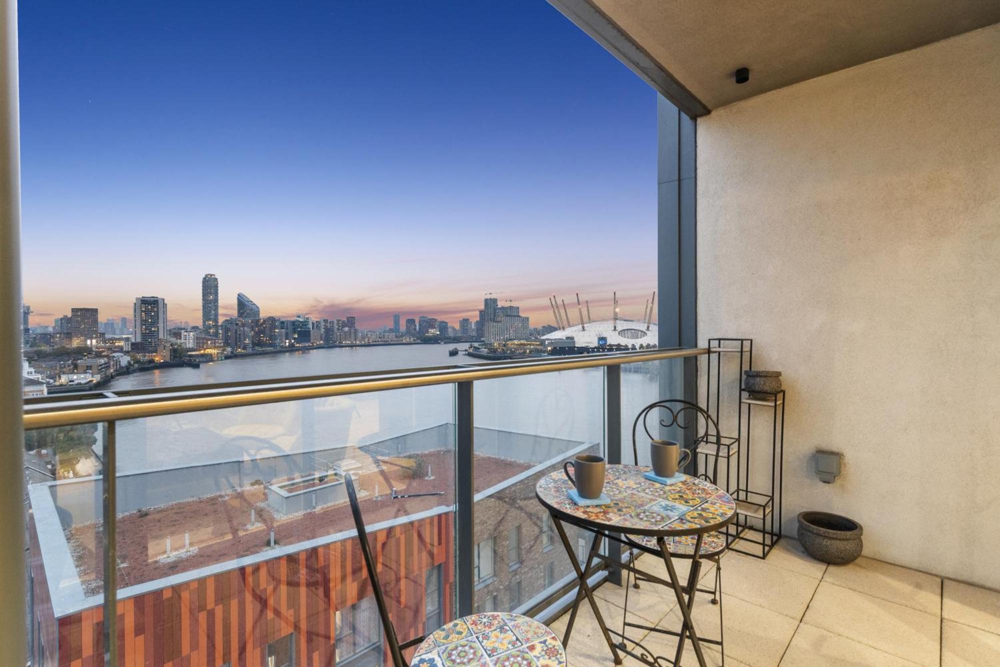 Classy Riverside Flat In Canary Wharf *